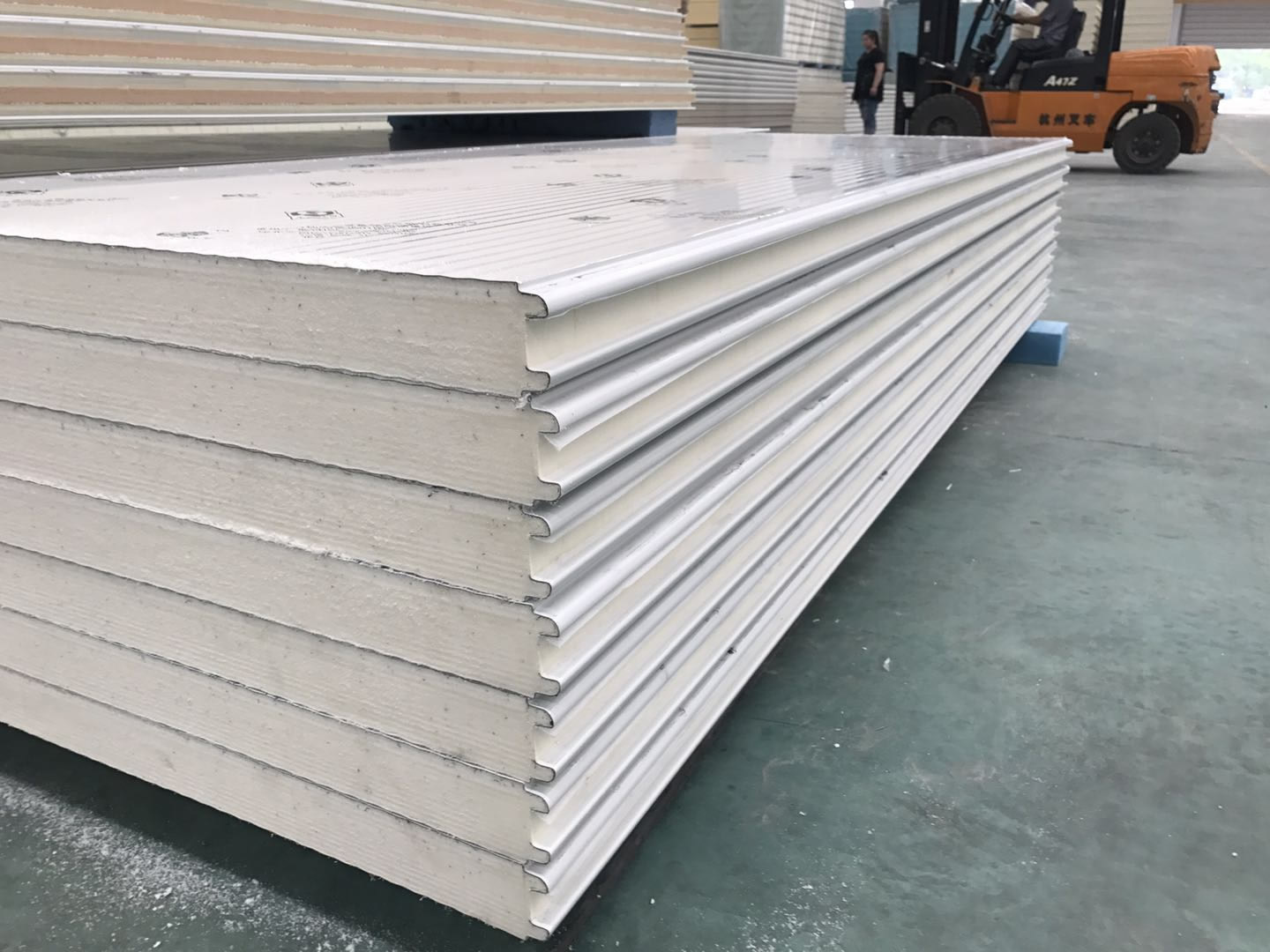 保溫板：冷庫在進行保溫時材料怎樣來選擇？